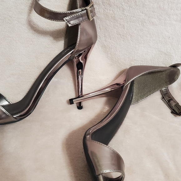 Like NEW Pewter High Shine Metal Accent Heels Sz 9.5 Worn Once - Picture 4 of 9